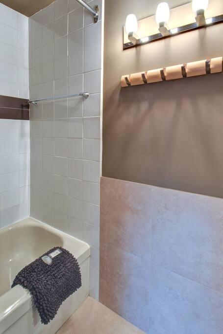 Charming Tremblant 1 Bedroom With Pool And Hot Tub Mont-Tremblant Luaran gambar